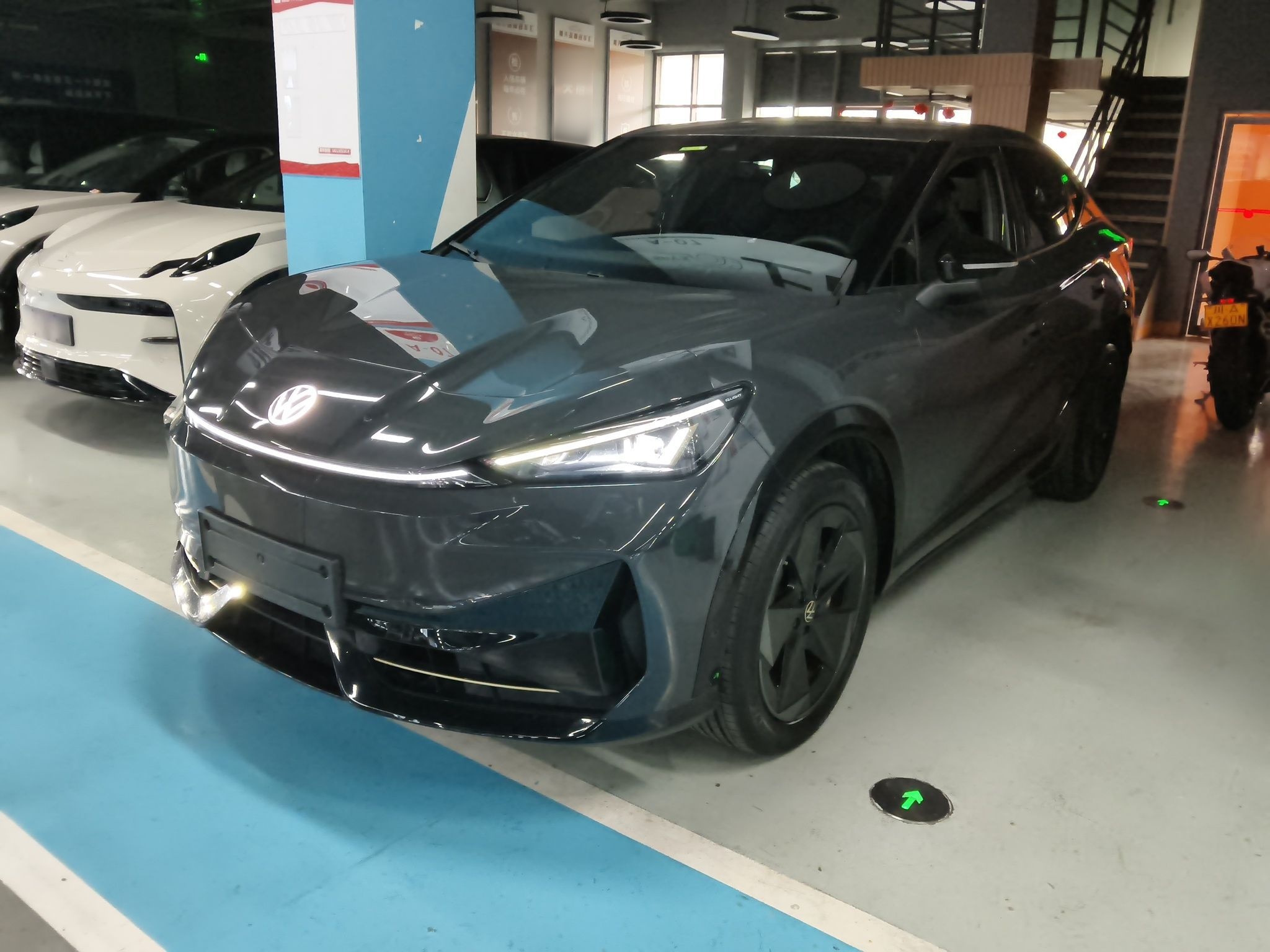 Под передней частью автомобиля