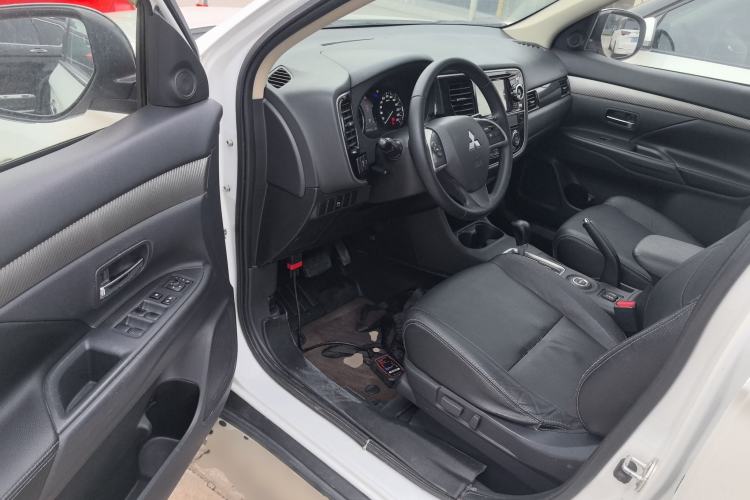 Used Mitsubishi Outlander 2013 2.4L 4x4 Luxury Navigation Edition 5 Seats