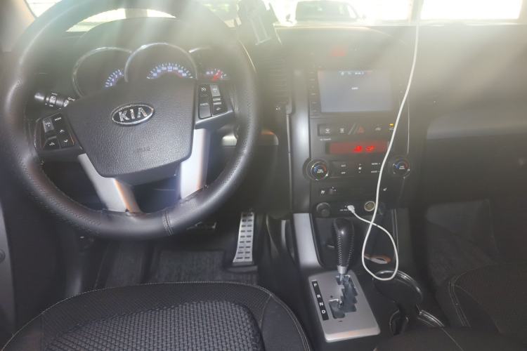 Used Kia Sorento 2012 2.4L Gasoline Luxury Edition Center Console