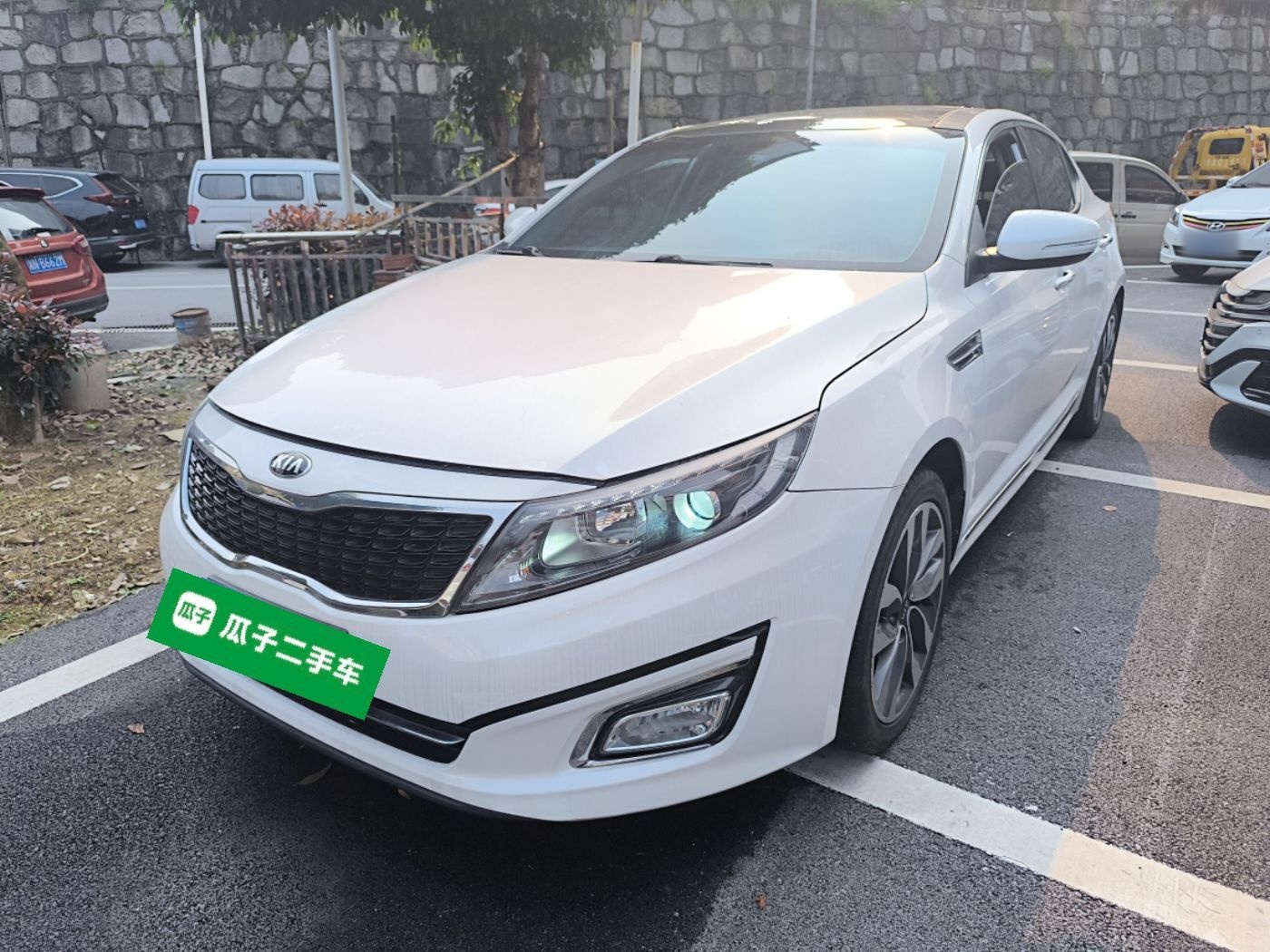 Под передней частью автомобиля