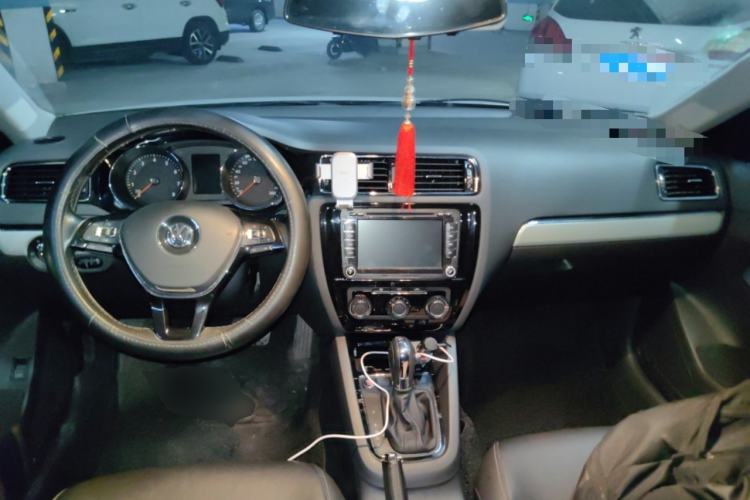 Used Volkswagen Sagitar 2017 1.6L Automatic Comfort Model Center Console