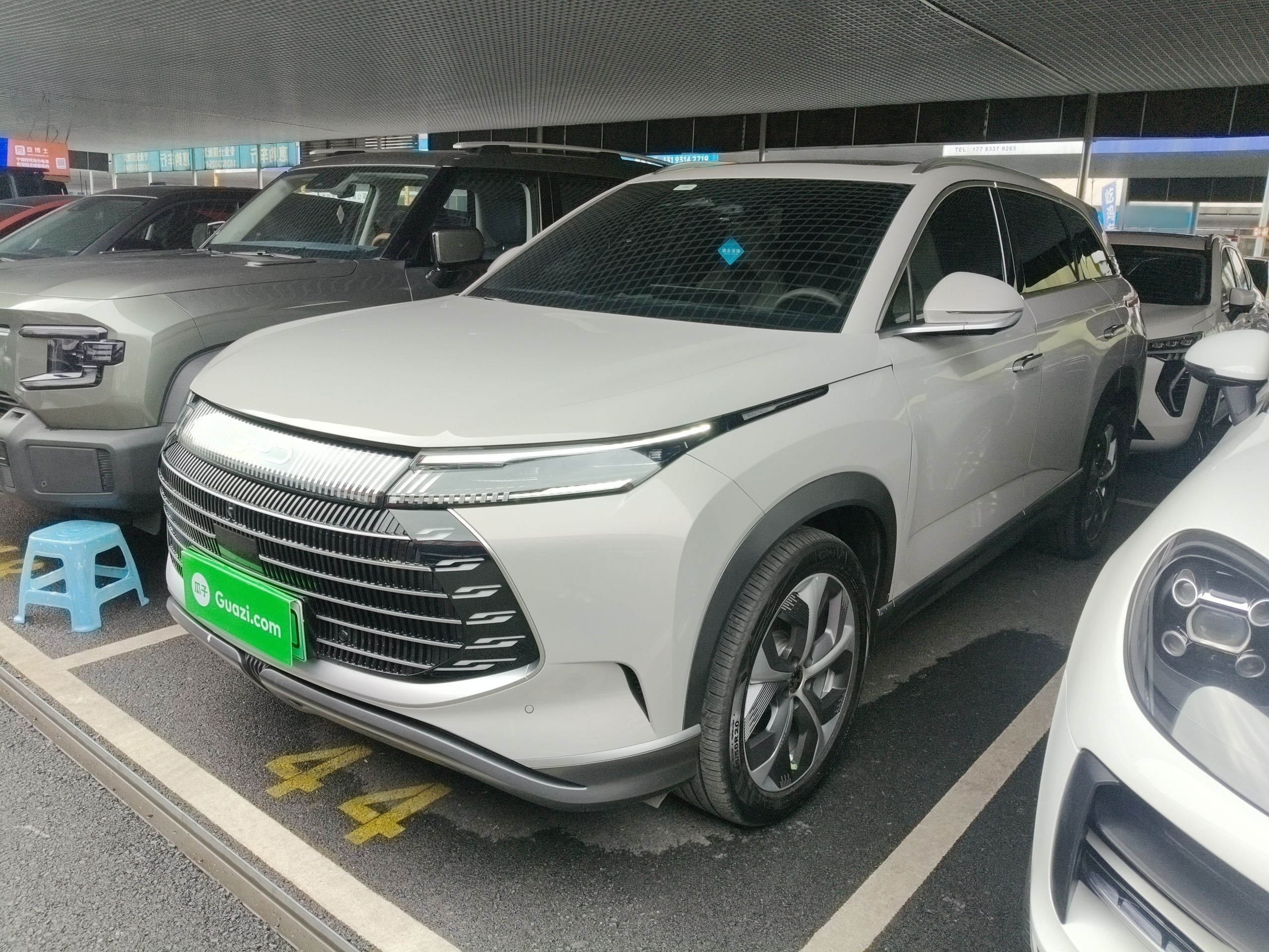 تحت مقدمة السيارة