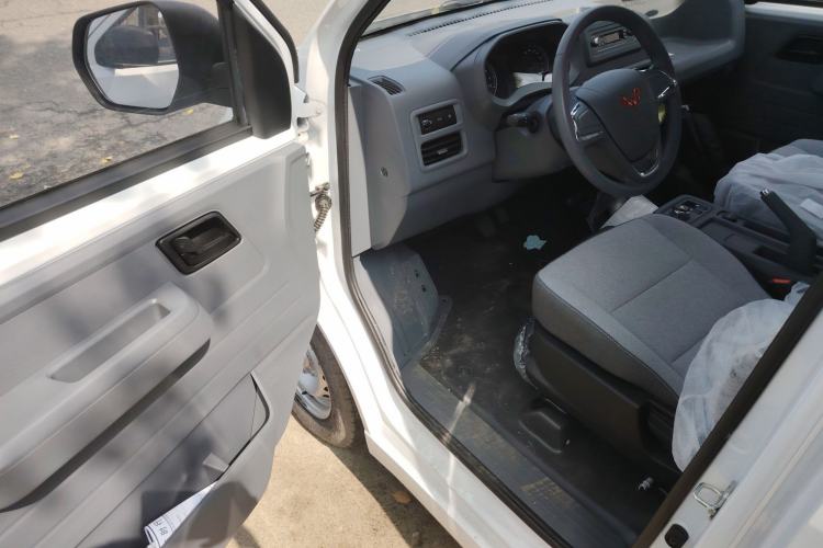 Used Wuling Yangguang 2024 300KM Comfort Version Passenger Van 75kW