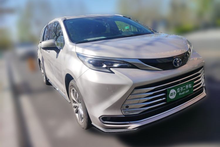 Used Toyota SIENNA 2021 2.5L Hybrid Platinum Edition Front Right 45 Deg