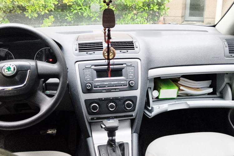 Used Skoda Octavia 2012 1.6L Automatic Yijun Edition Center Console