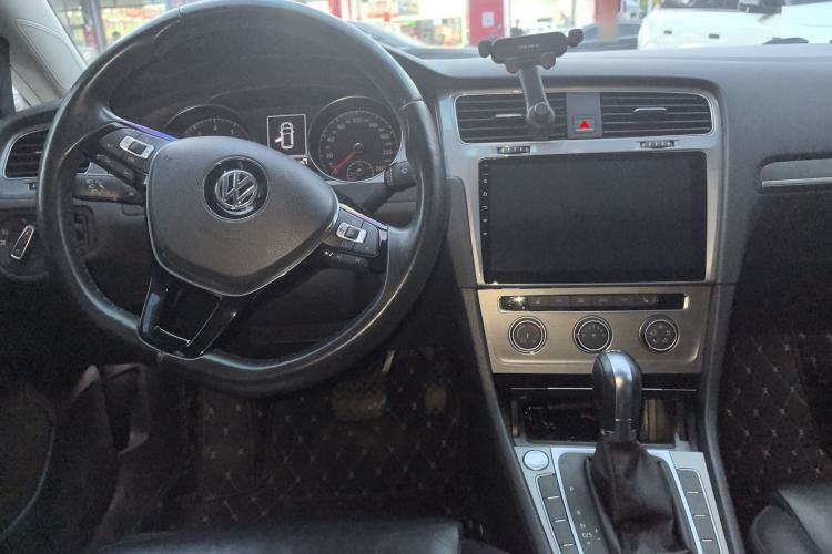 Used Volkswagen Golf 2016 230TSI Automatic Luxury Version Center Console