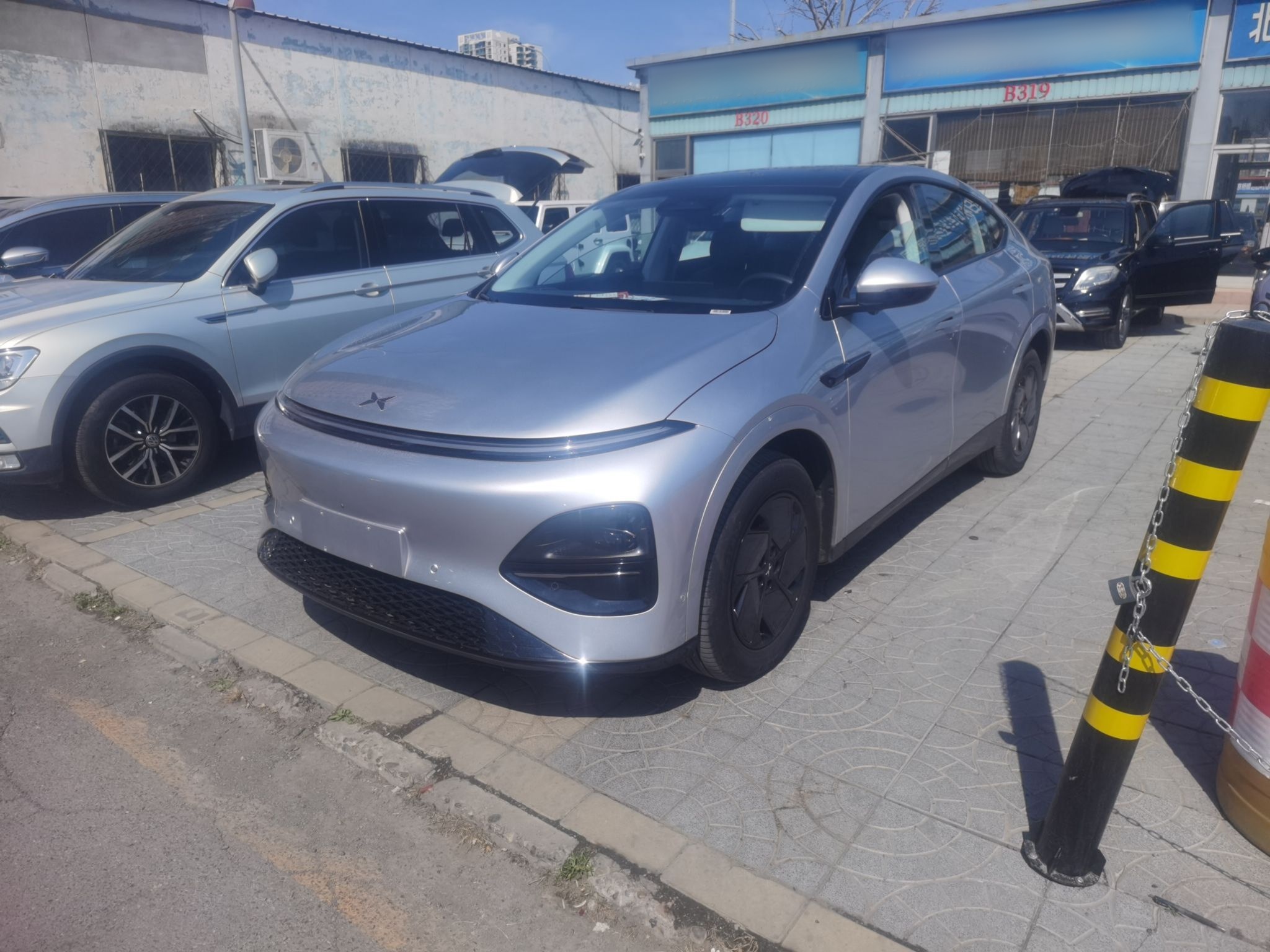 Под передней частью автомобиля