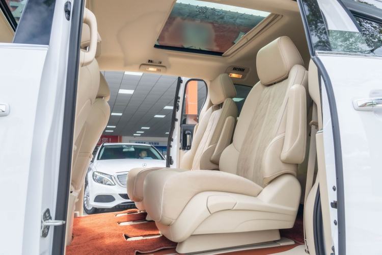 Used Buick GL8 2023 Land Executive Class Deluxe Model Interior 6