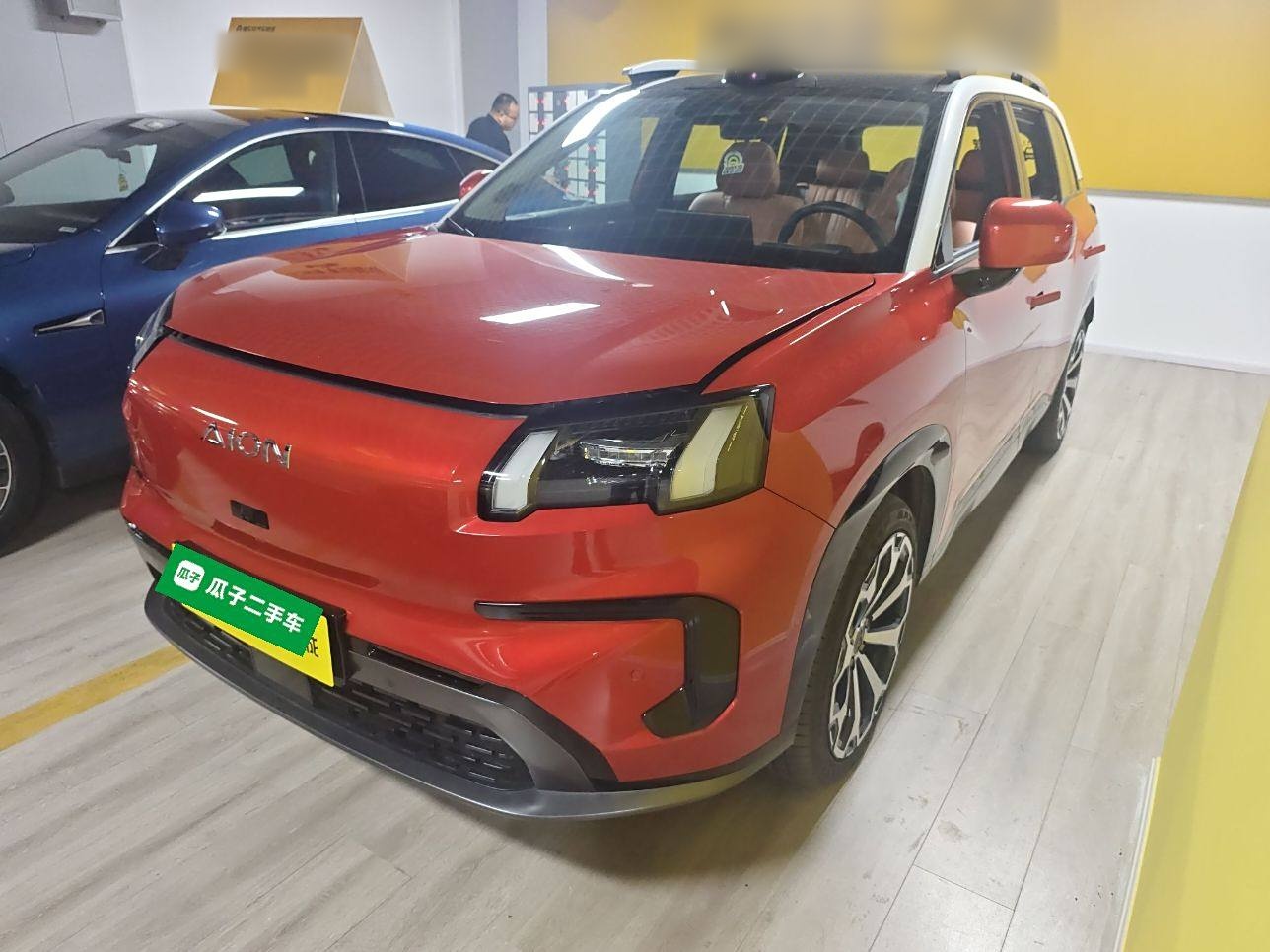 تحت مقدمة السيارة