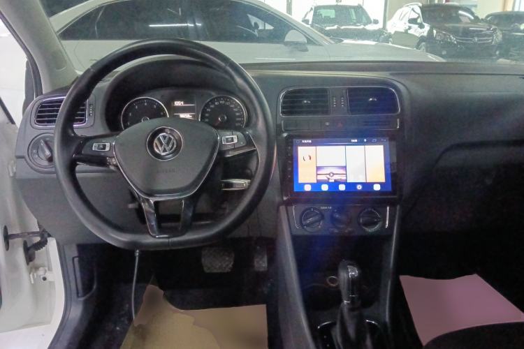 Used Volkswagen Polo 2016 1.6L Automatic Comfort Model Center Console