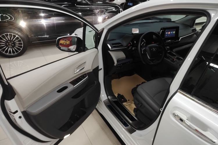 Used Toyota SIENNA 2023 2.5L Hybrid Luxury Edition Driver Seat