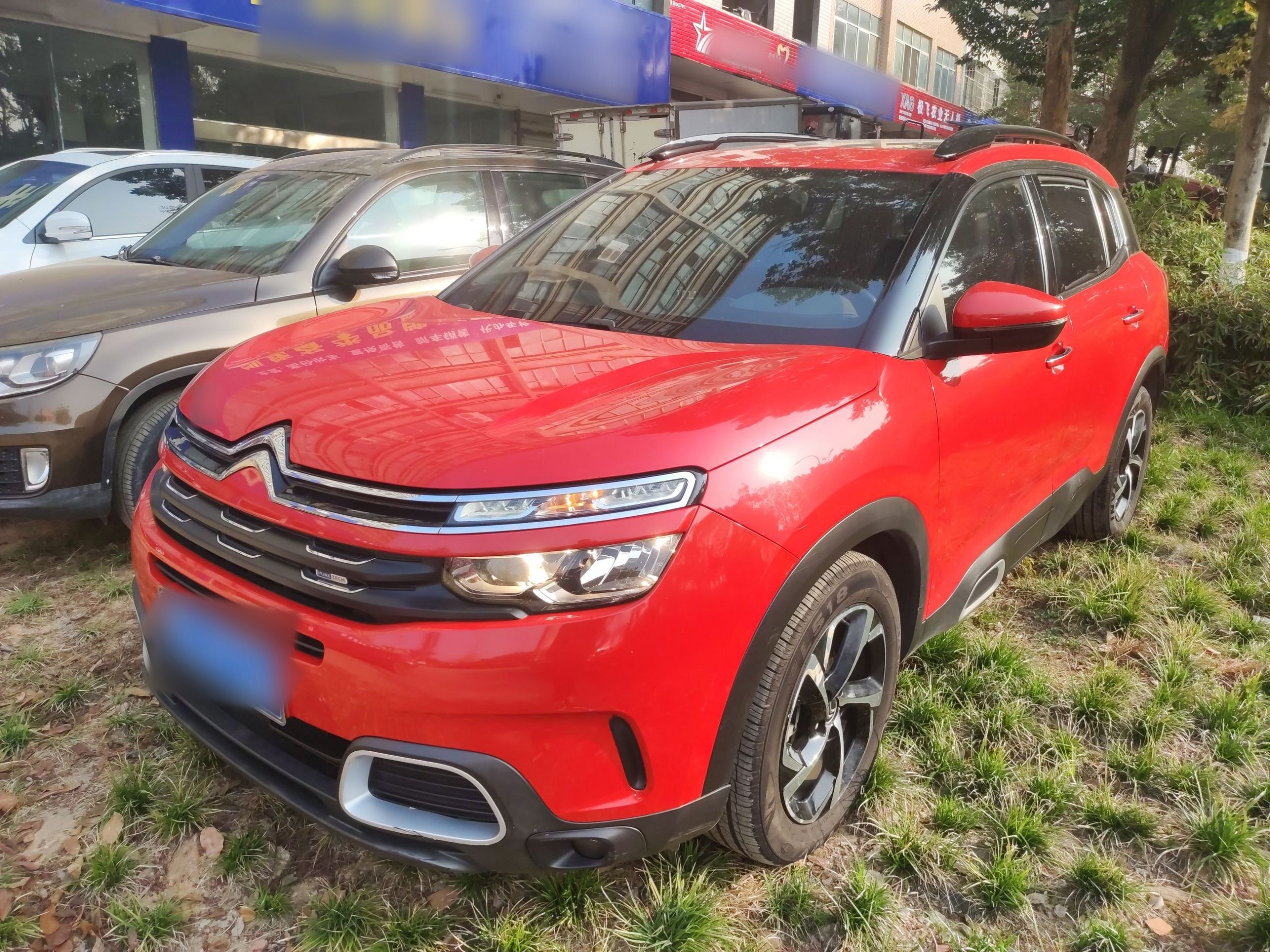 Под передней частью автомобиля