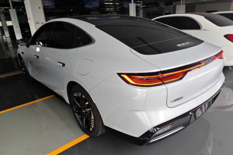 Used Geely Galaxy E8 2024 550 km Range Rear-Wheel-Drive PRO