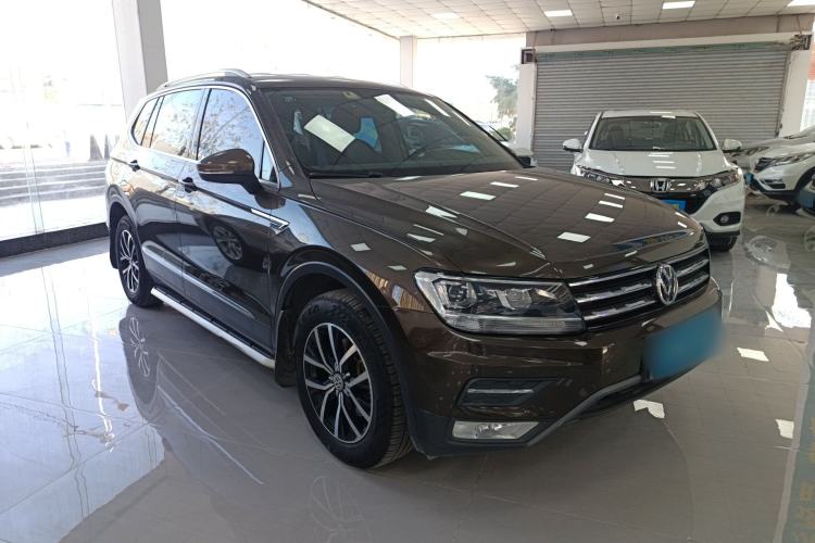 Used Volkswagen Tiguan L 2017 330TSI Automatic Two-Wheel Drive Comfort Edition Front Right 45 Deg