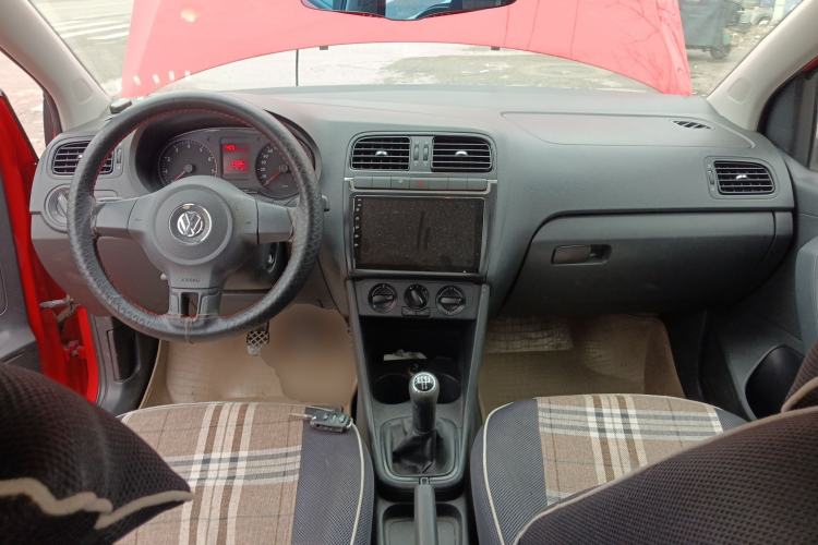 Used Volkswagen Polo 2013 1.4L Manual Fashion Edition Center Console