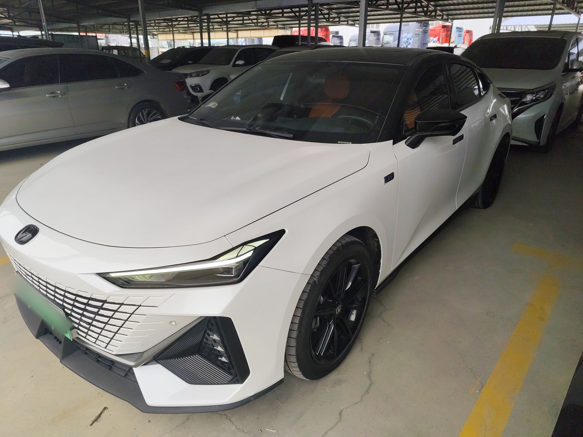 Под передней частью автомобиля