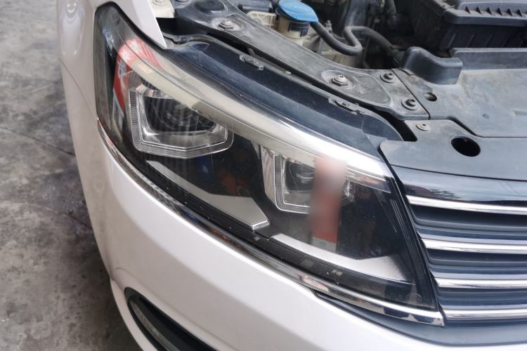 Used Volkswagen Lavida 2015 1.6L Automatic Fashion Edition Right Front Headlight