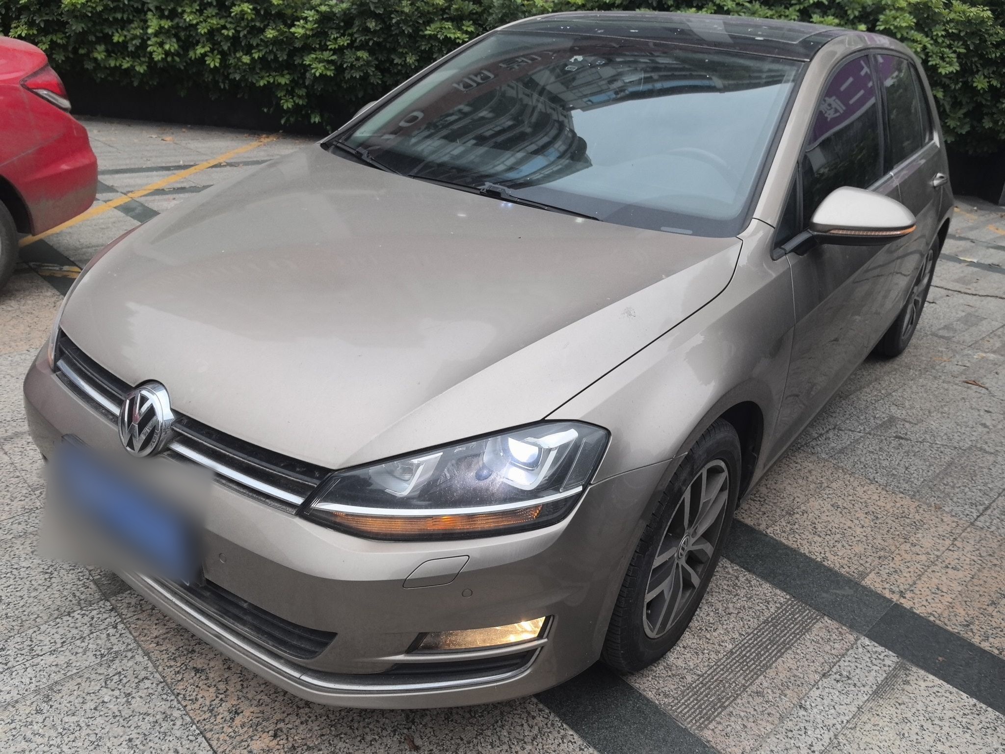 Под передней частью автомобиля