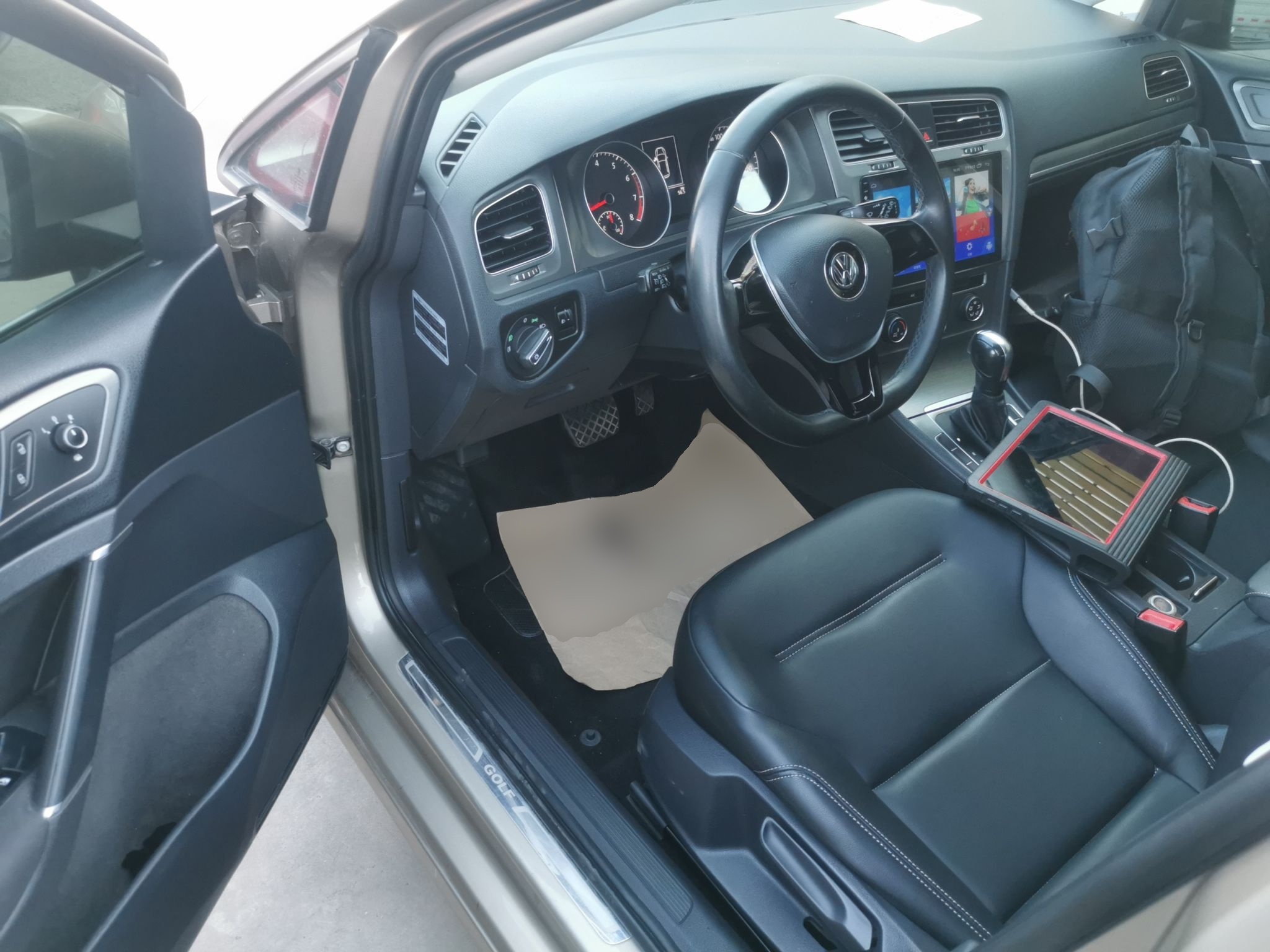 Переднее сиденье в автомобиле