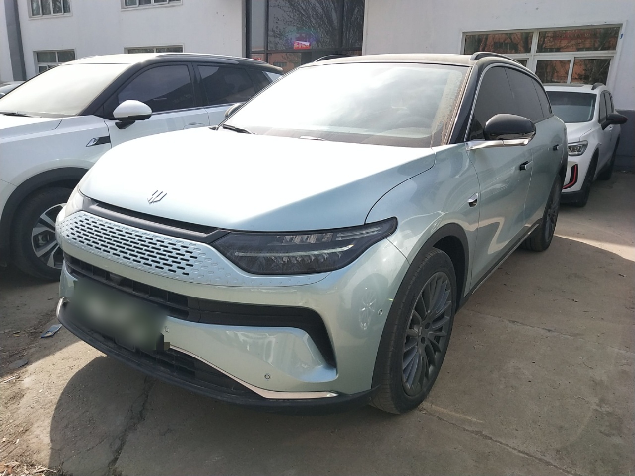 Под передней частью автомобиля