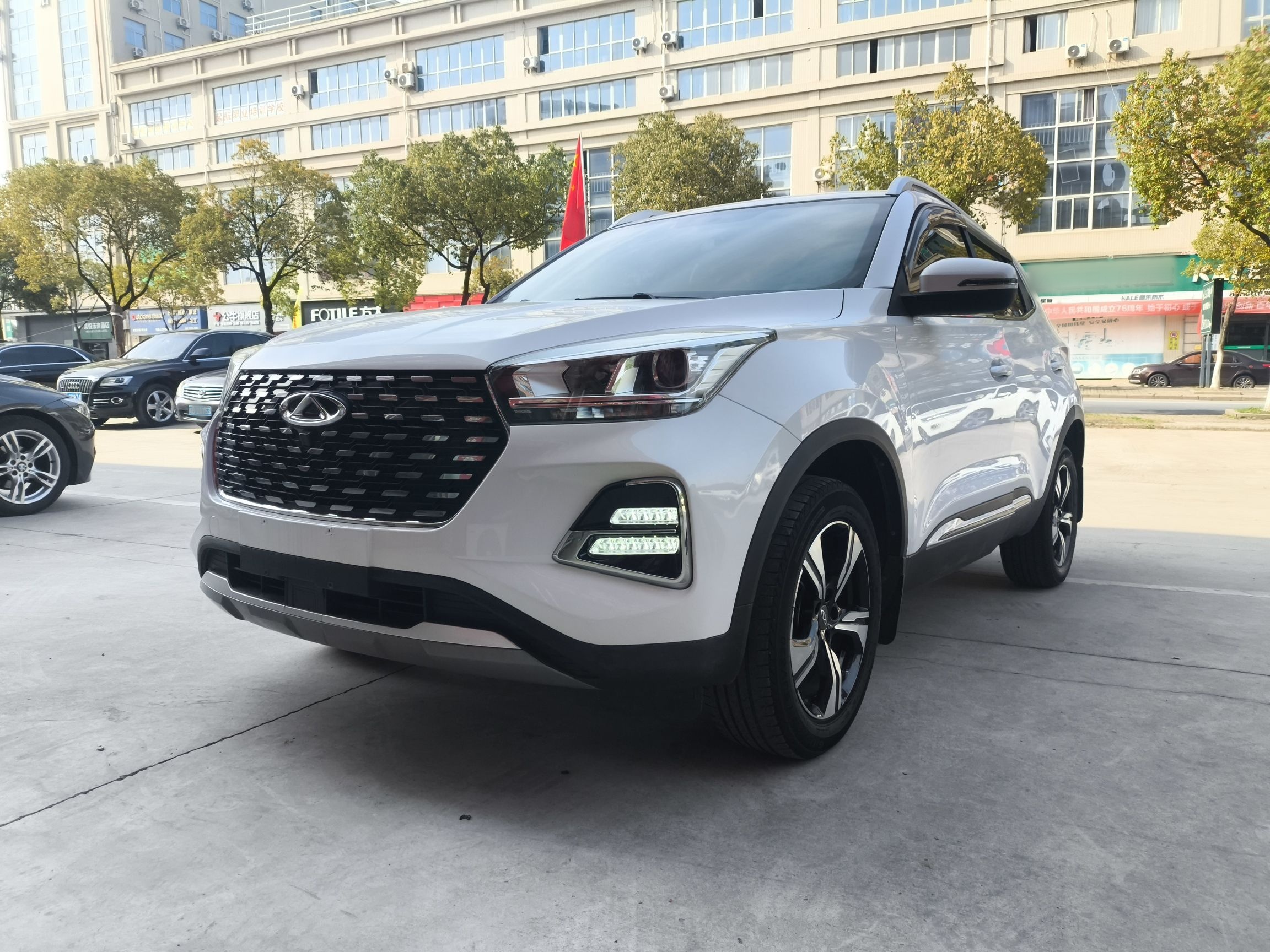 Под передней частью автомобиля