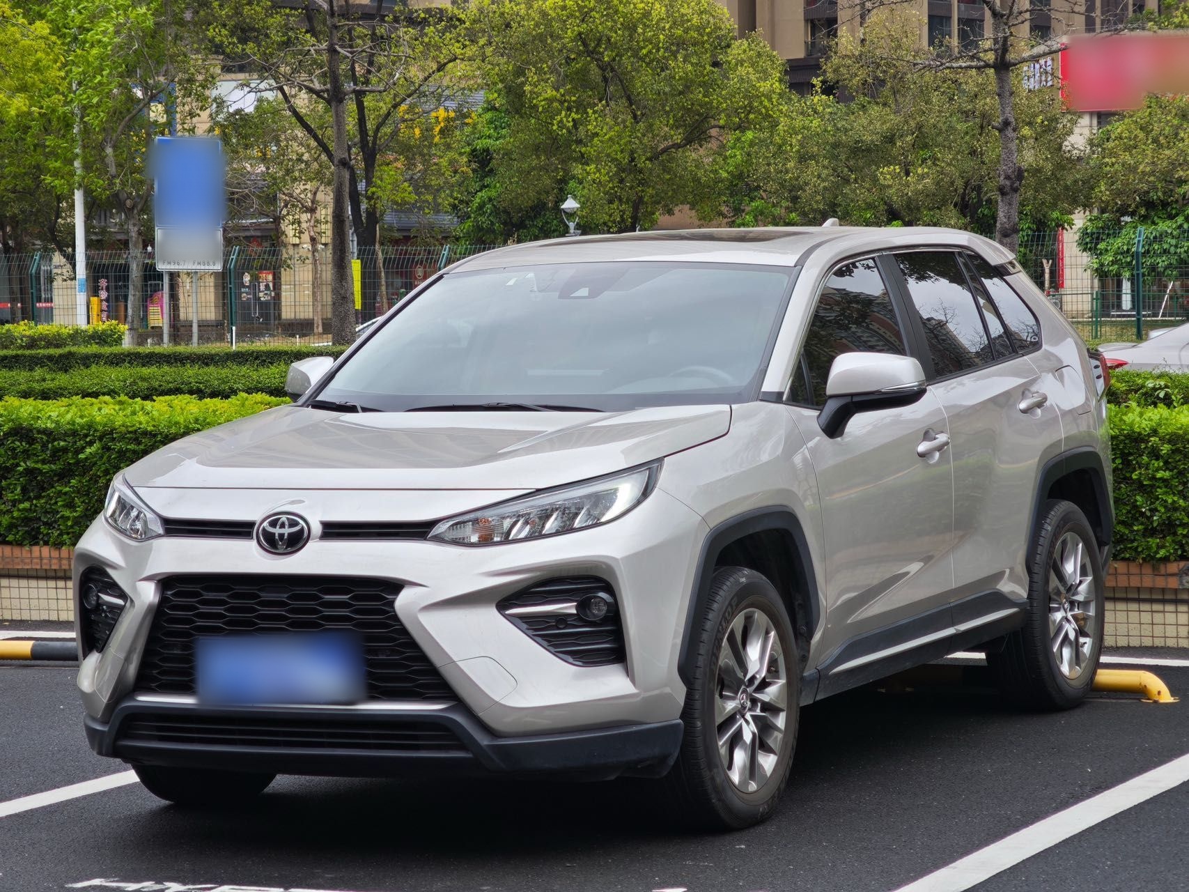 Под передней частью автомобиля