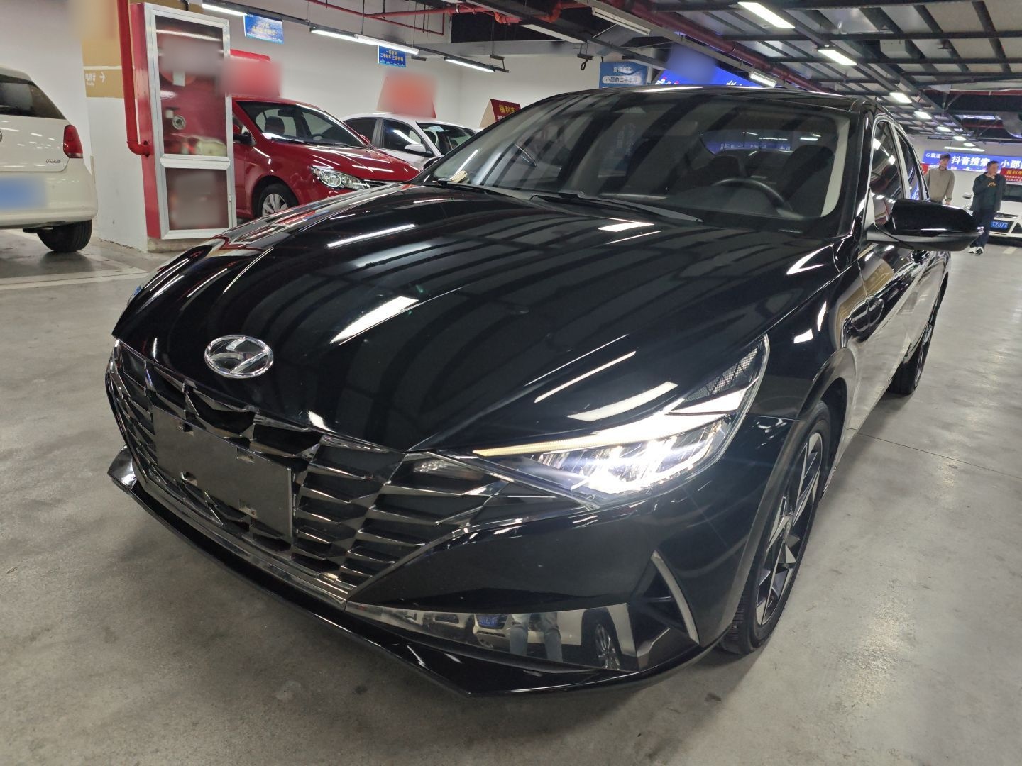 Под передней частью автомобиля