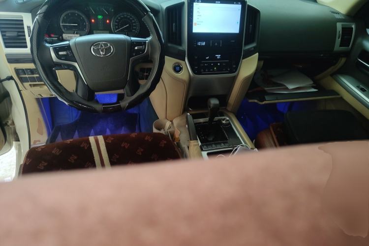 Used Toyota Land Cruiser 2015 4.0L V6 Middle East Low-Trim Version Center Console