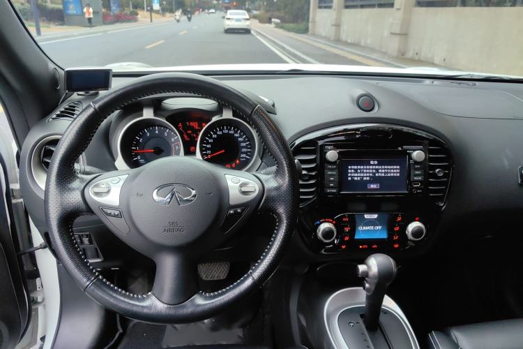 Used Infiniti ESQ 2014 1.6L Luxury Edition Steering Wheel