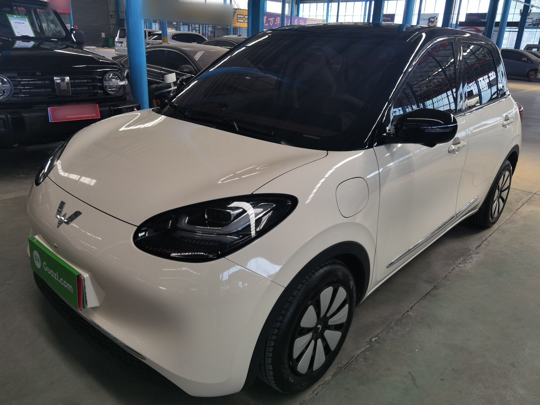 تحت مقدمة السيارة