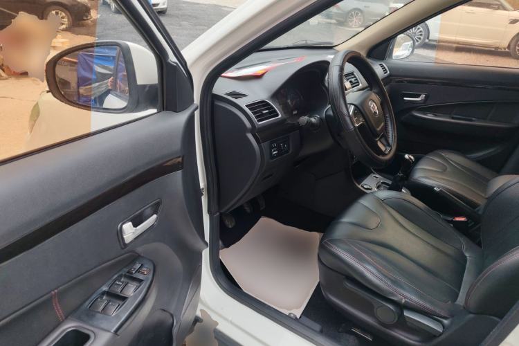 Used Dongfeng Fengon 370 2016 1.5L Manual Luxury Version SFG15-05 7 Seats Driver Seat