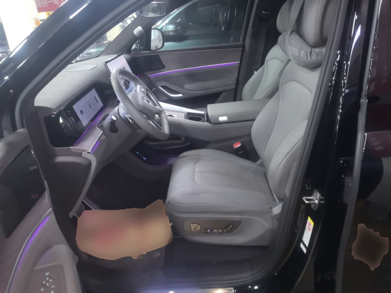 المقاعد الأمامية داخل السيارة