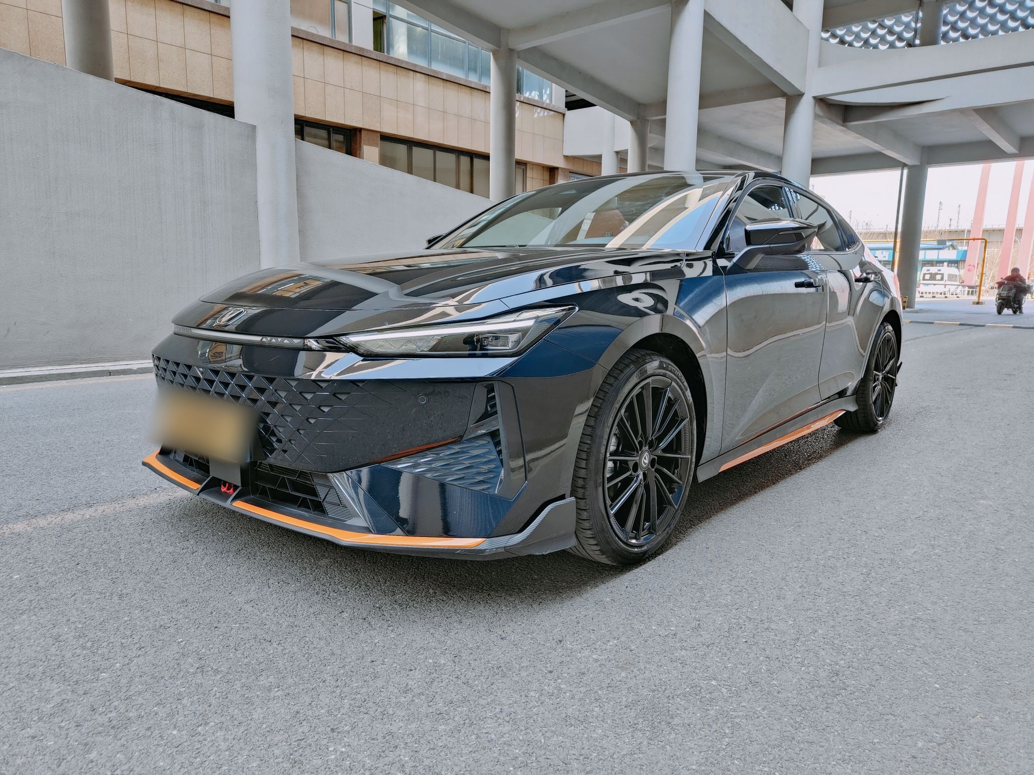 Под передней частью автомобиля