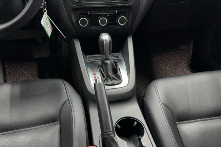 Used Volkswagen Sagitar 2014 1.6L Automatic Comfort Model Gear Lever