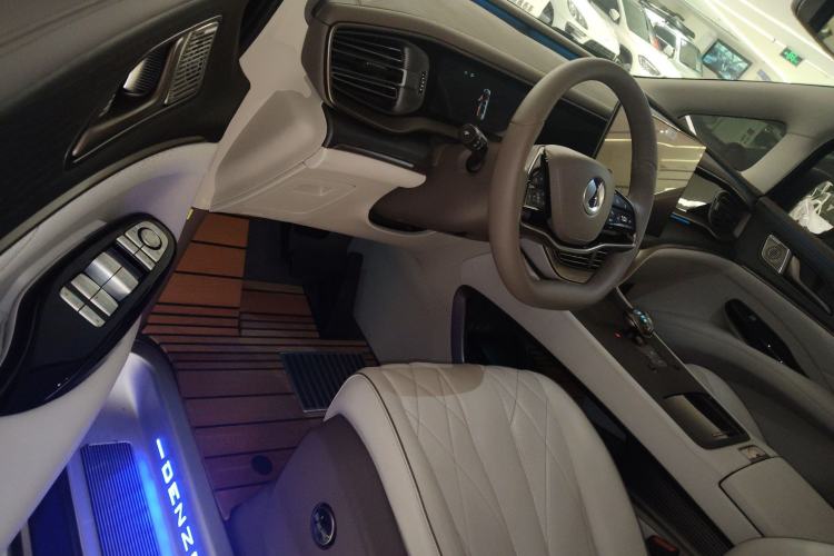 Used Denza D9 2022 DM-i 970 Four-Wheel Drive Flagship Model
