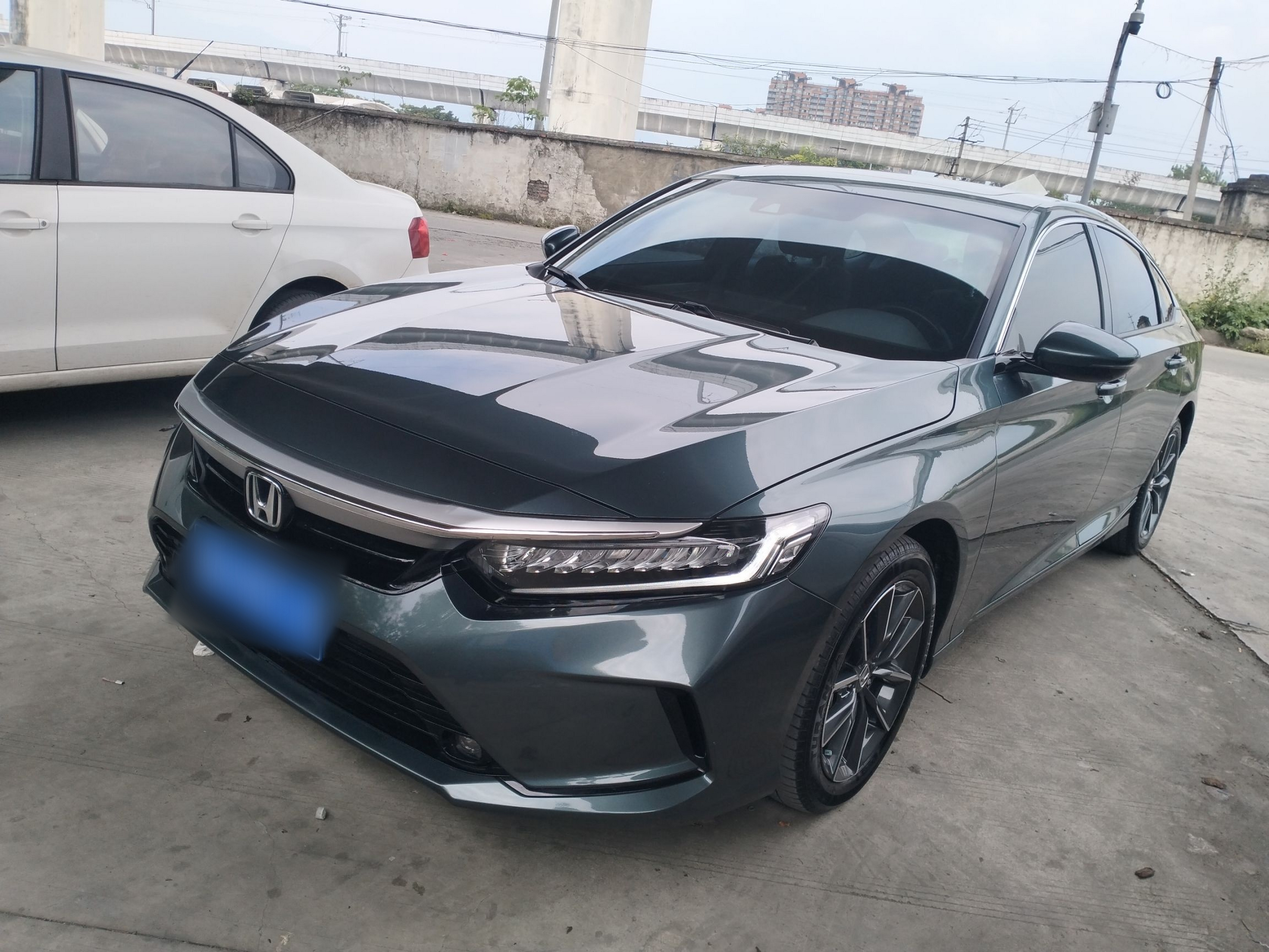 Под передней частью автомобиля