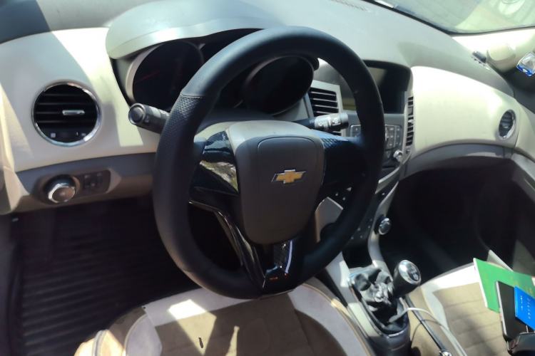 Used Chevrolet Cruze 2015 1.5L Classic SL MT Center Console