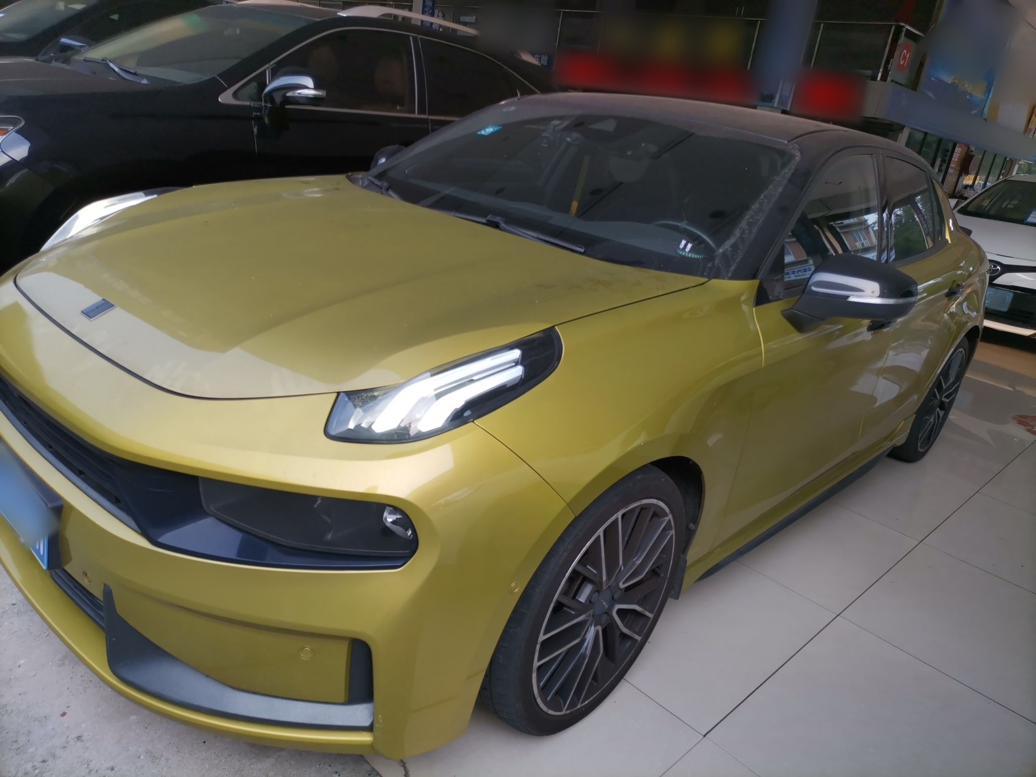 تحت مقدمة السيارة