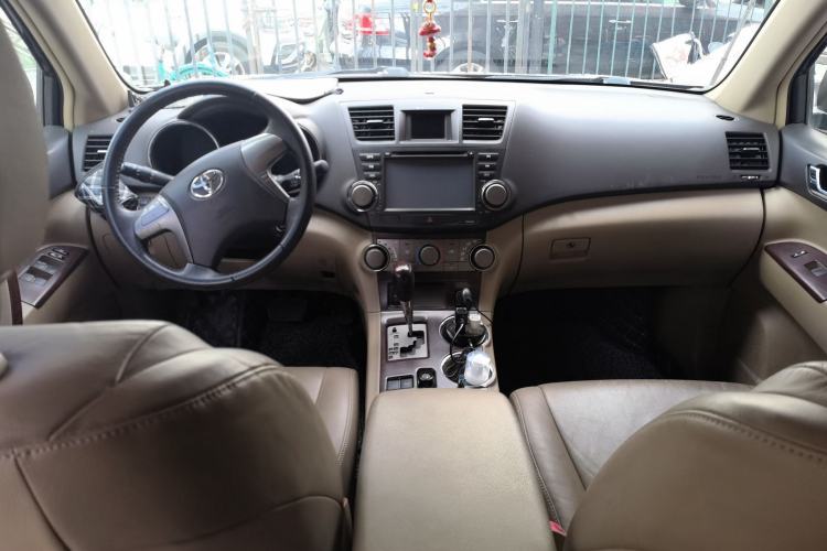 Used Toyota Highlander 2011 2.7L Two-Wheel Drive 5-Seater Sport Edition Center Console