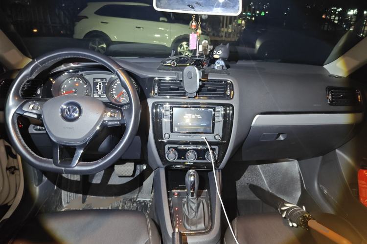 Used Volkswagen Sagitar 2018 280TSI DSG Ignite Edition Center Console