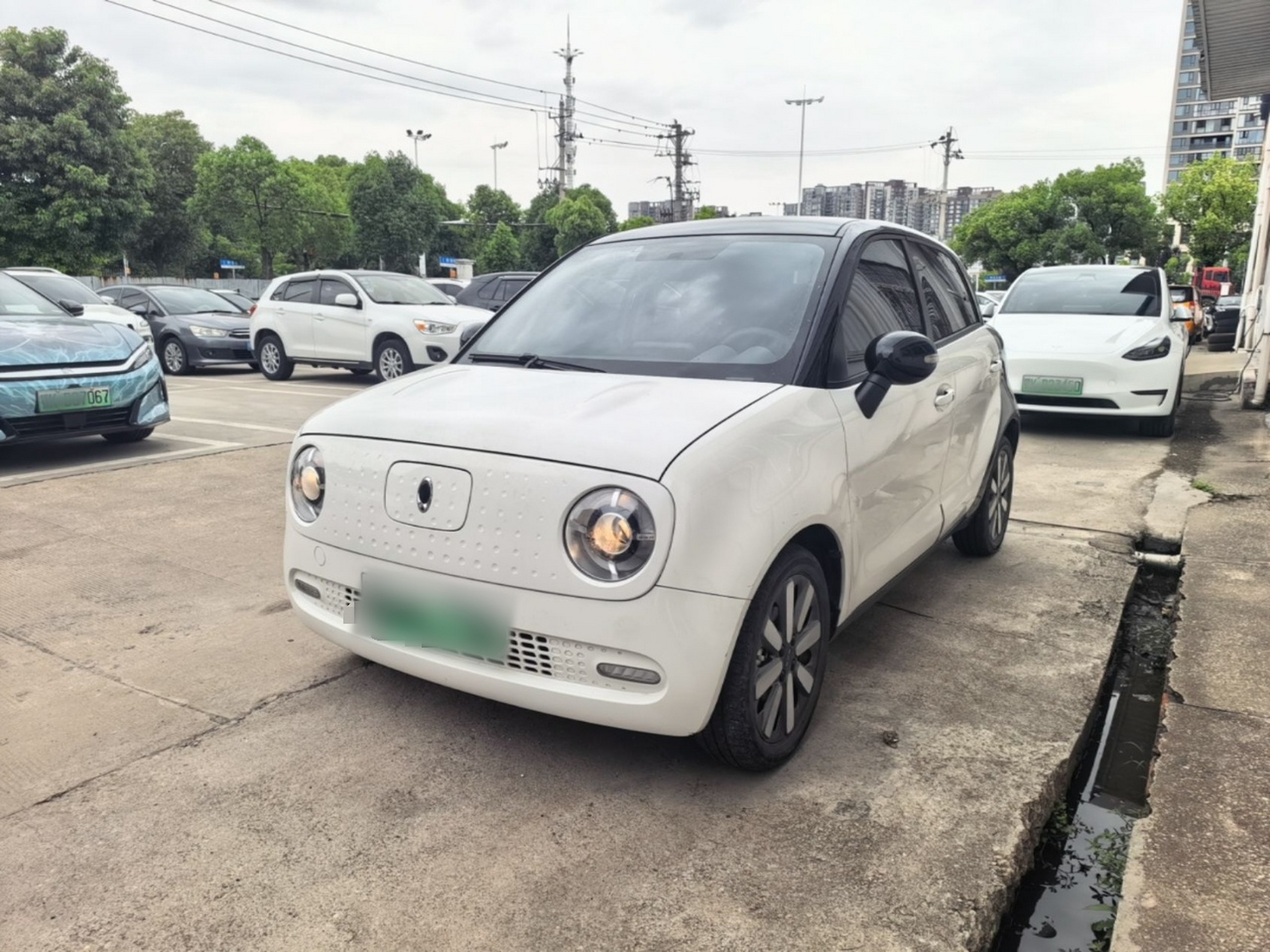 Под передней частью автомобиля