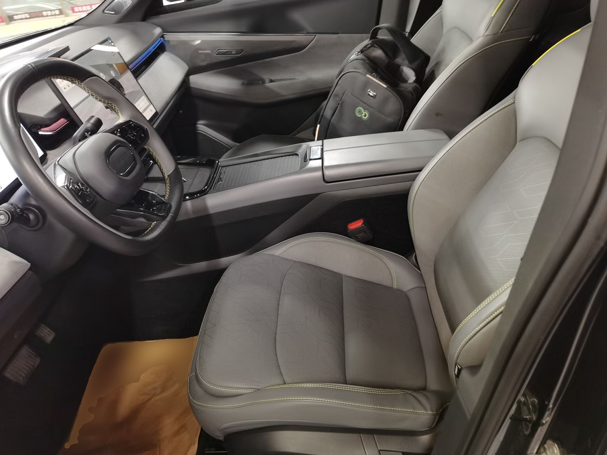 المقاعد الأمامية داخل السيارة