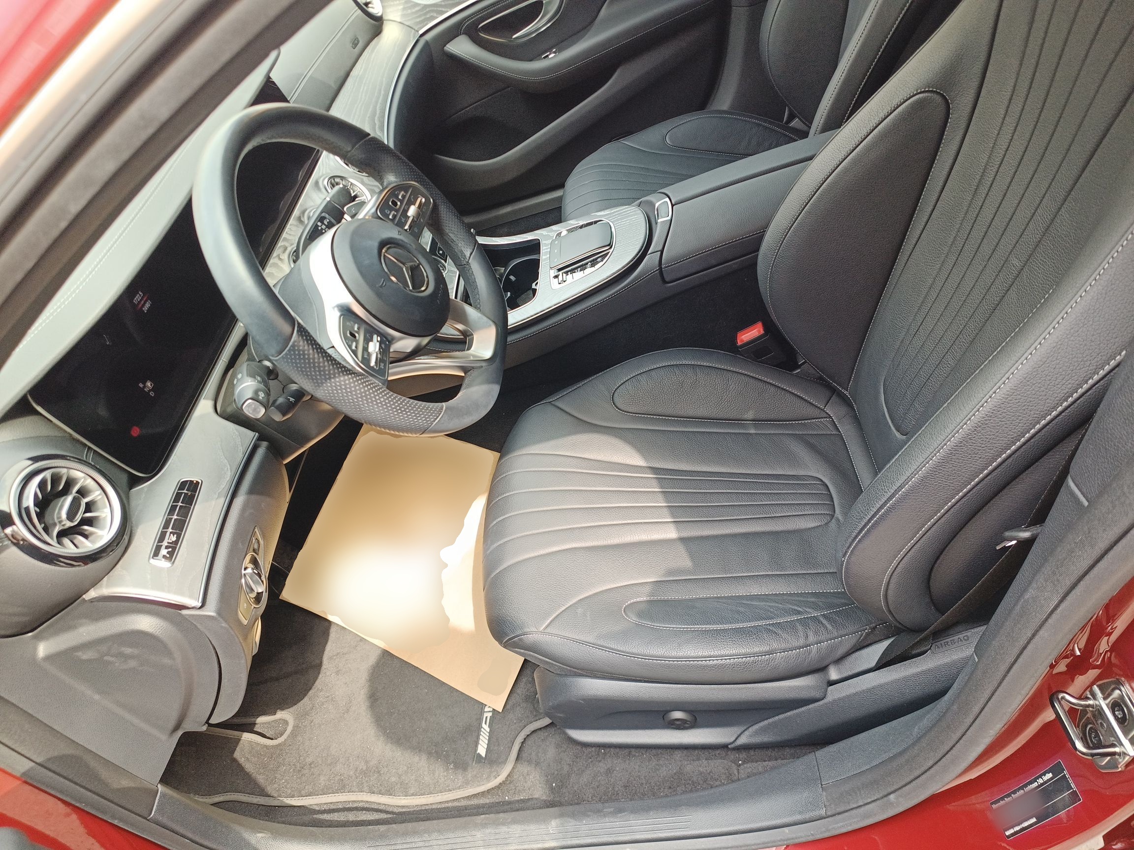 Переднее сиденье в автомобиле