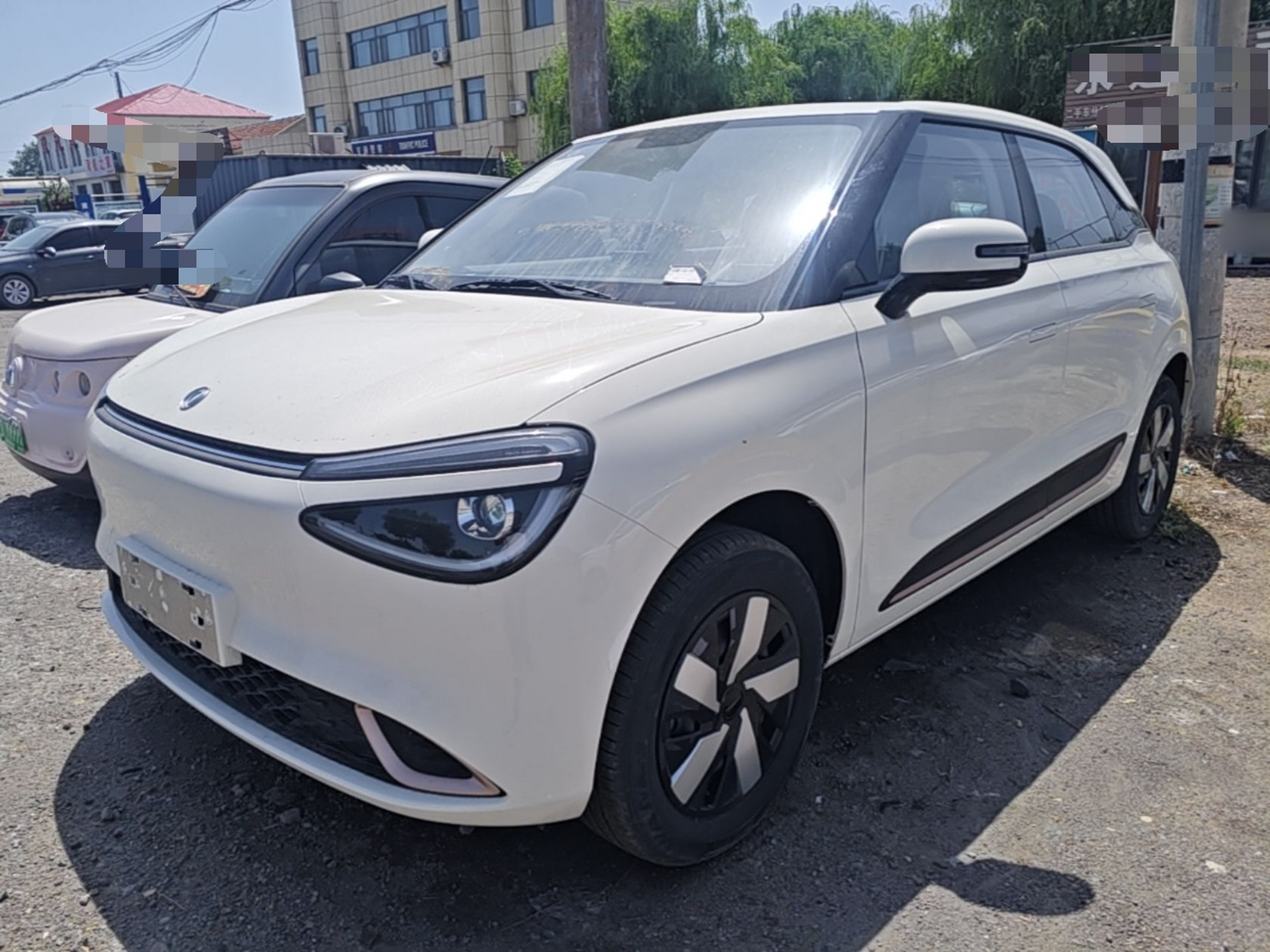 Под передней частью автомобиля