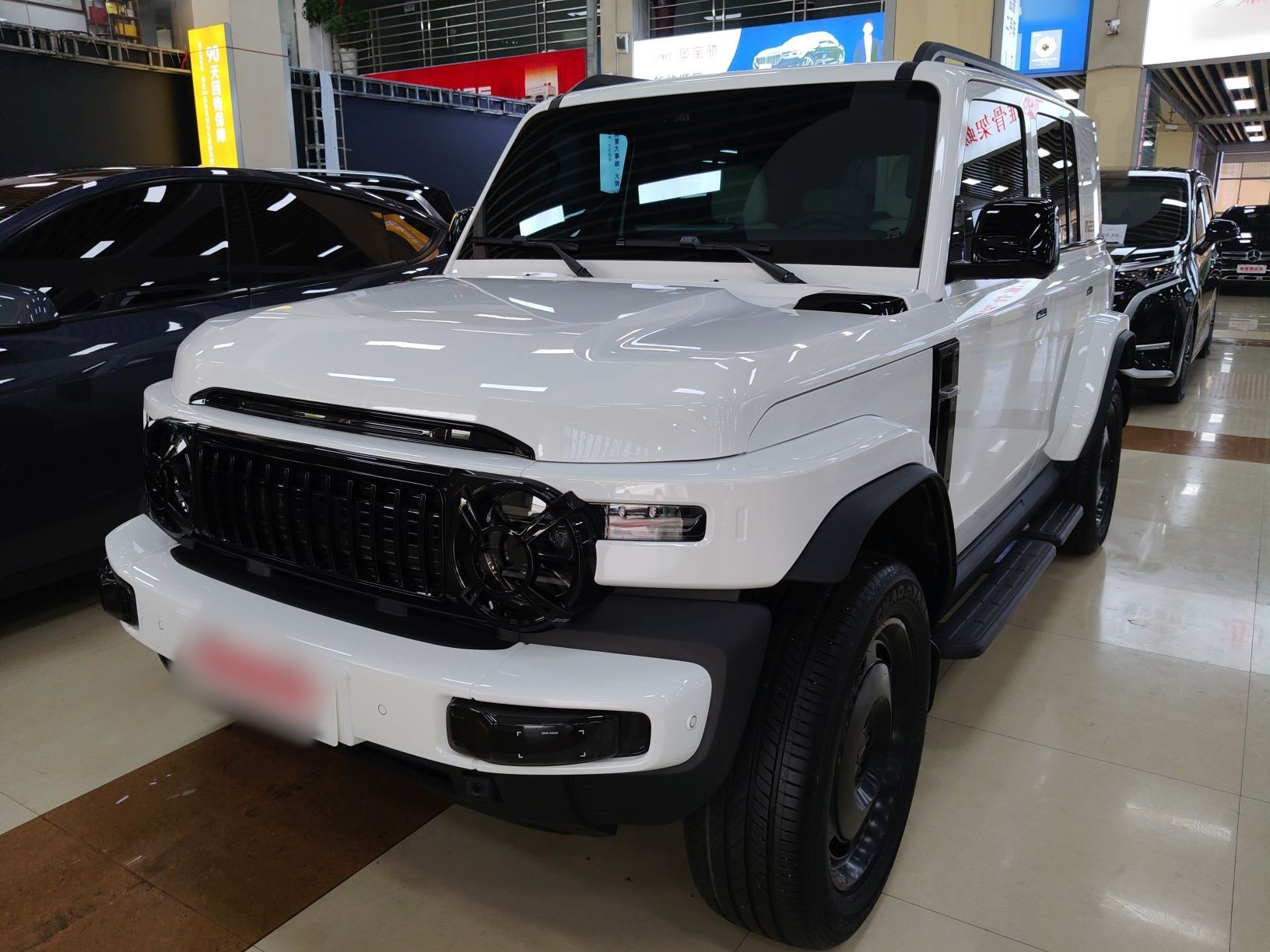 تحت مقدمة السيارة