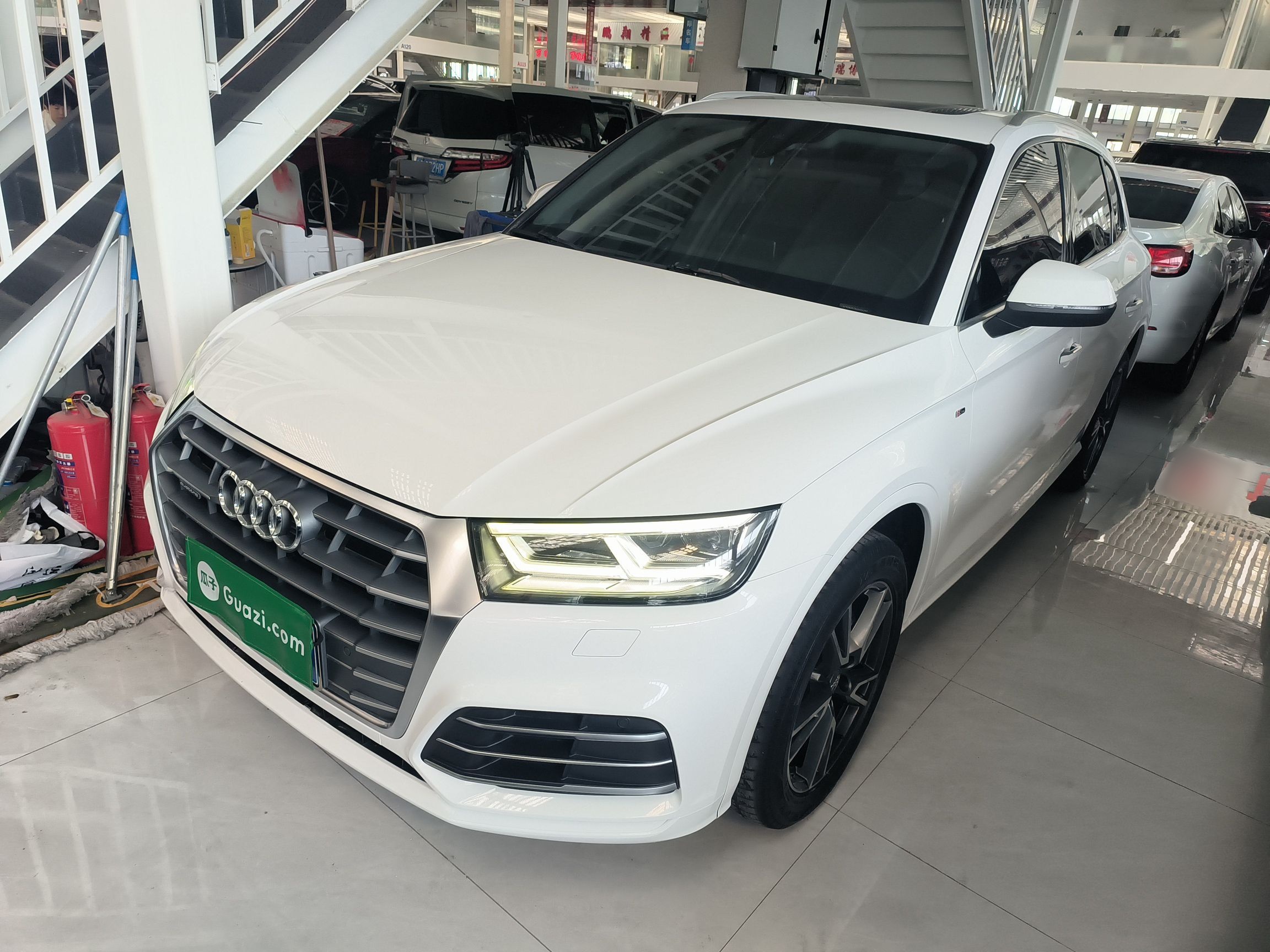 تحت مقدمة السيارة