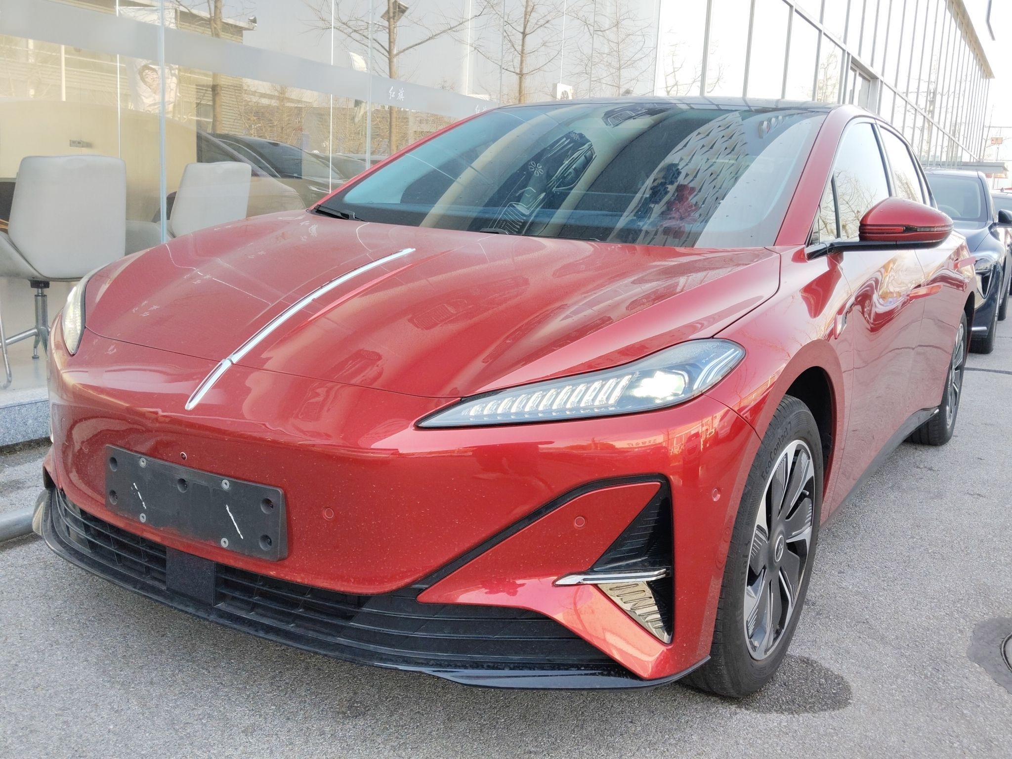 Под передней частью автомобиля