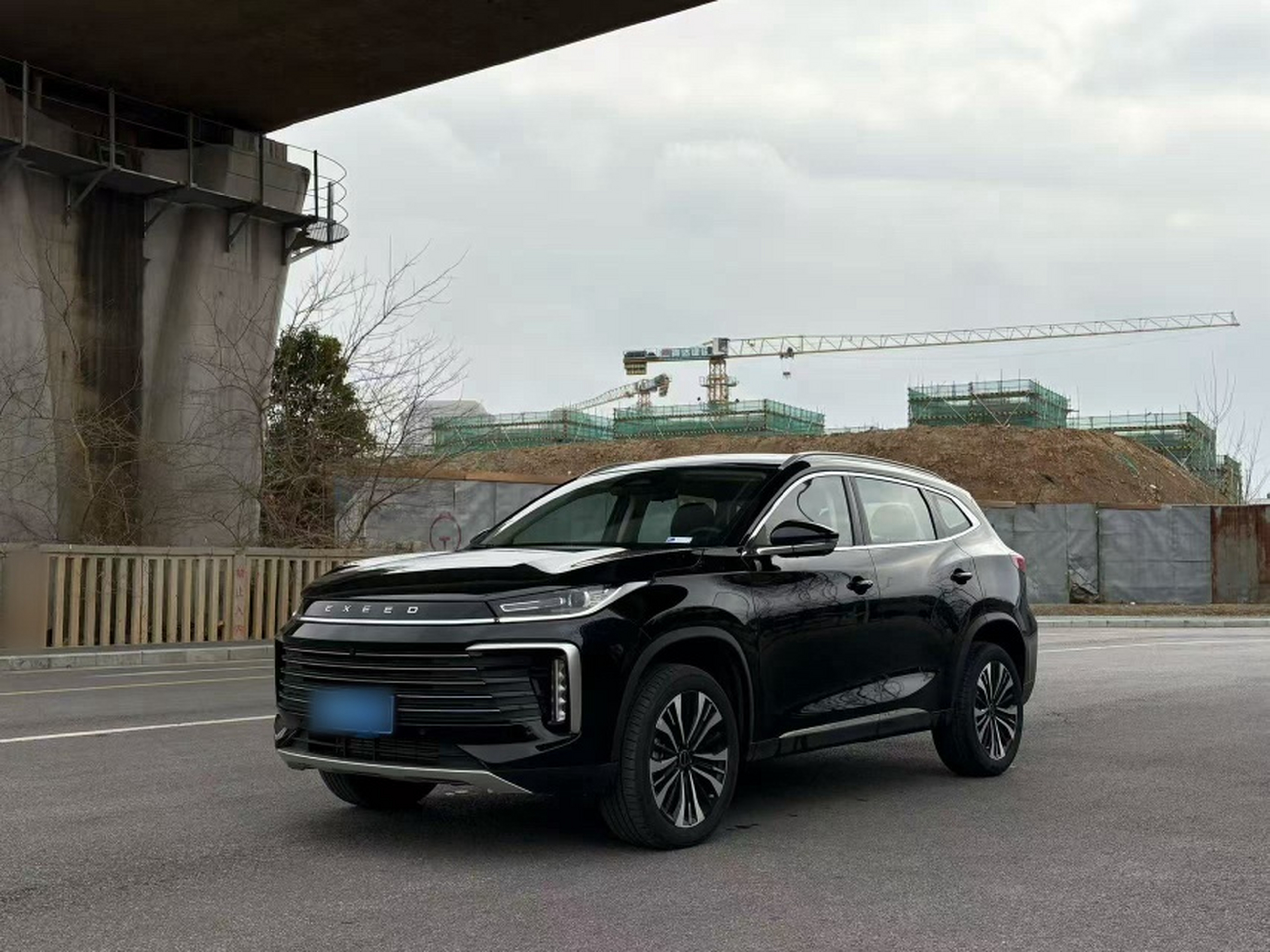 Под передней частью автомобиля