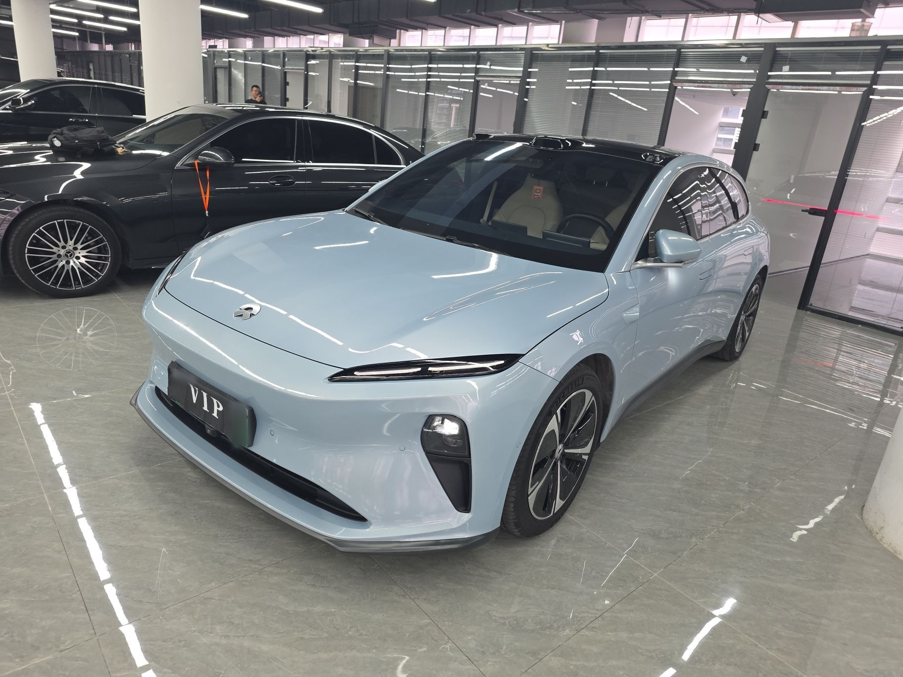 Под передней частью автомобиля