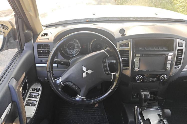 Used Mitsubishi Pajero 2015 3.0L Automatic Elite Plus Version China V Standard Steering Wheel